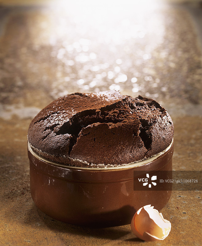 棕色烤盘中的巧克力舒芙蕾图片素材