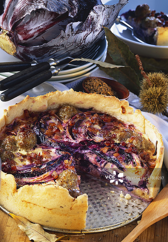 红甘蓝乳蛋饼配香肠和培根图片素材