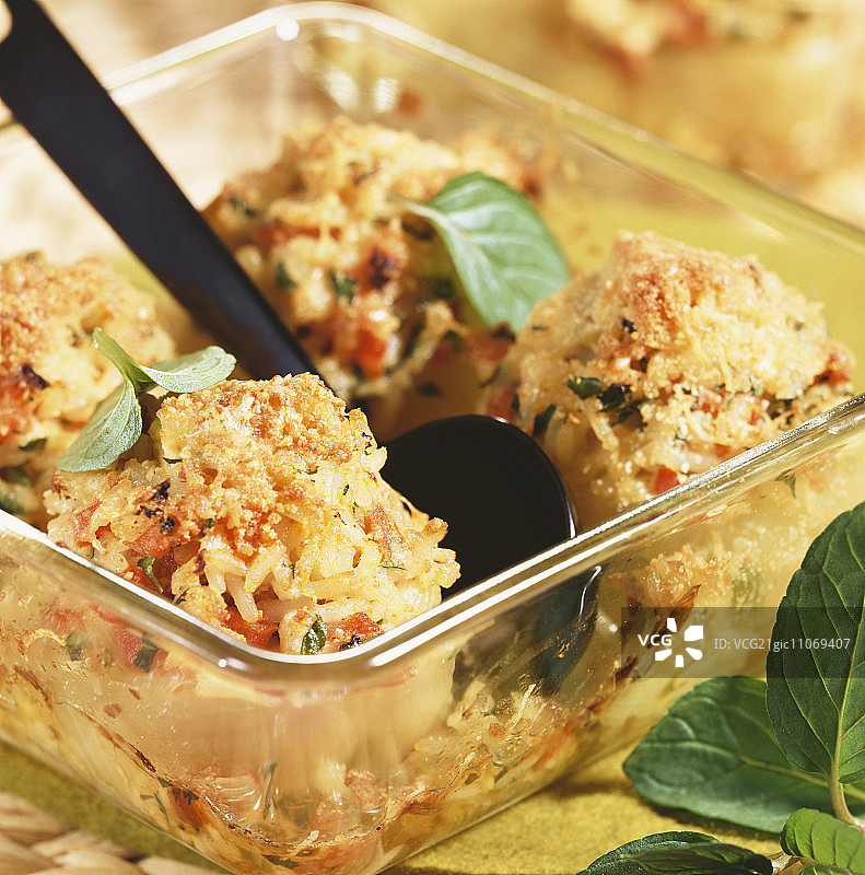 烤盘里的酿洋葱图片素材