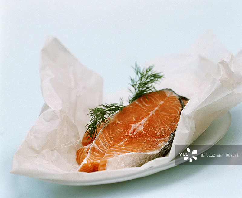 三文鱼排在肉类包装纸上图片素材