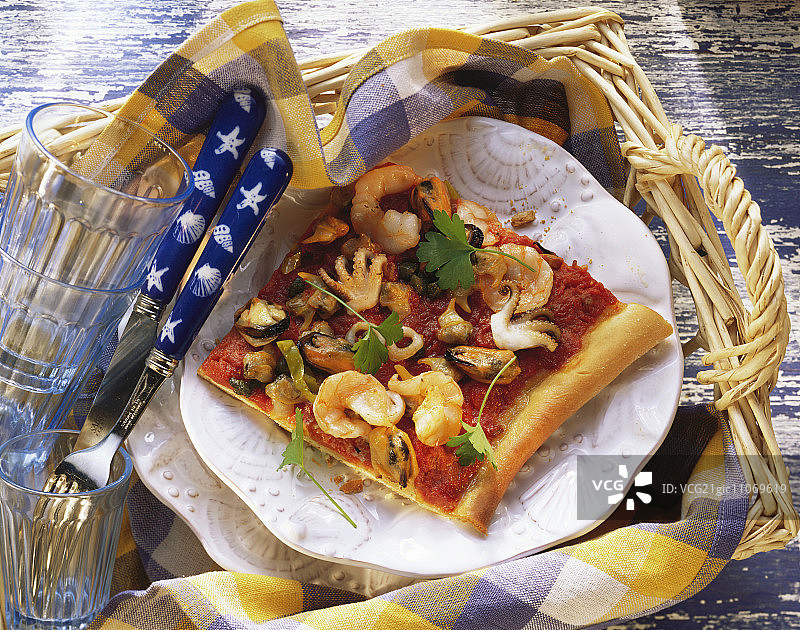 海鲜番茄披萨一角，配以欧芹图片素材