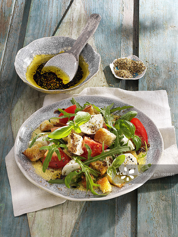 芝麻菜番茄马苏里拉面包沙拉图片素材