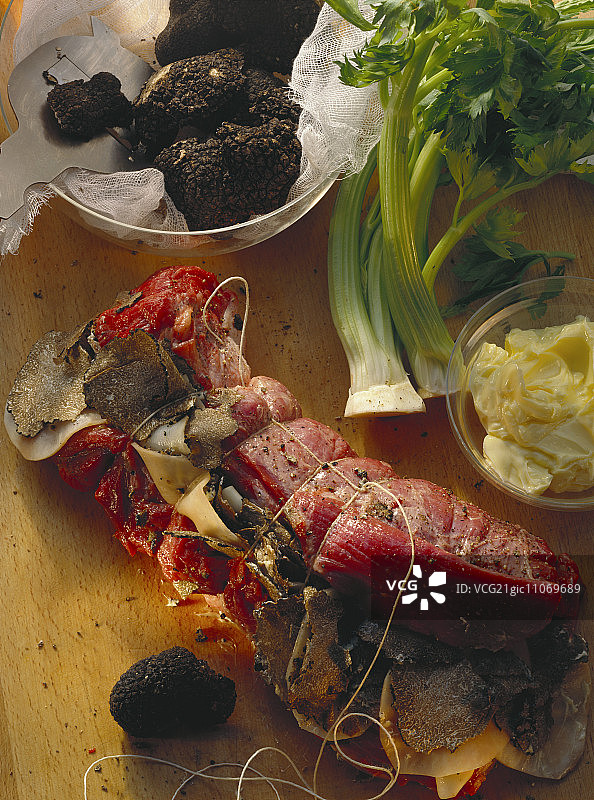 填有佩里戈尔松露和块根芹的小牛肉颈部图片素材