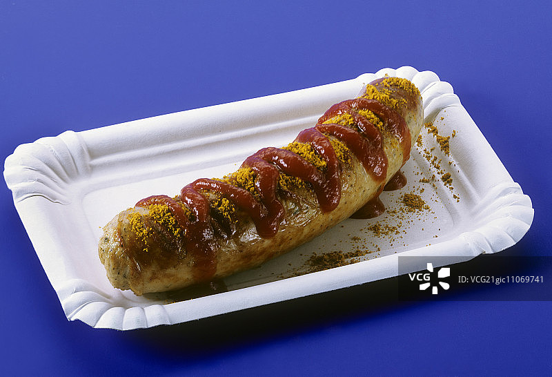 纸盘上的咖喱香肠图片素材