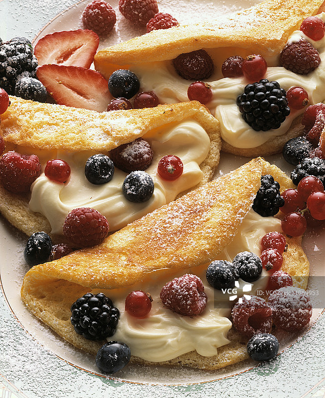 马斯卡彭慕斯和浆果馅舒芙蕾蛋饼图片素材