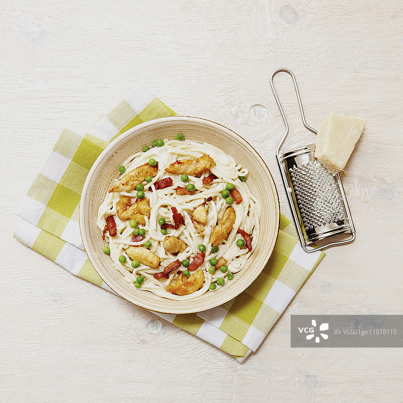 鸡肉豌豆培根意面图片素材