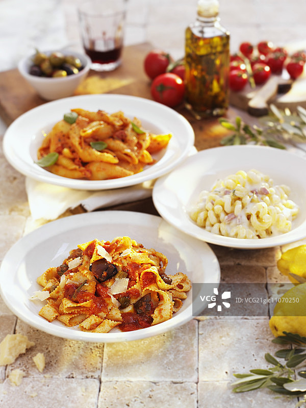三种不同的意大利面图片素材