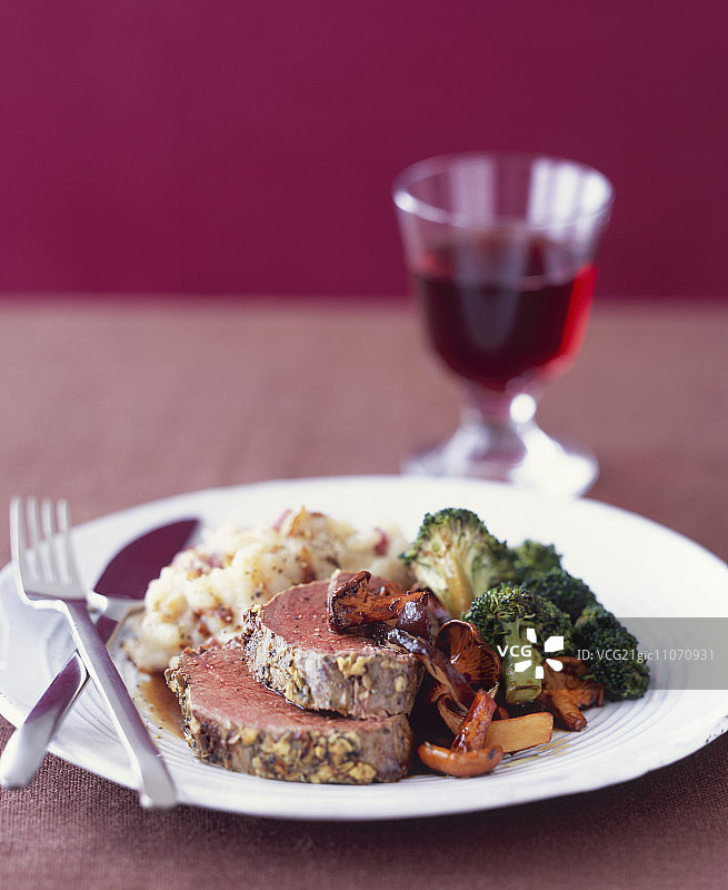 香草烤牛里脊配蔬菜和土豆泥图片素材