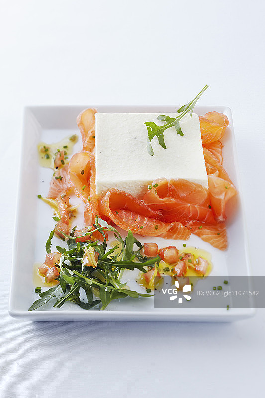 腌制三文鱼配朝鲜蓟慕斯图片素材