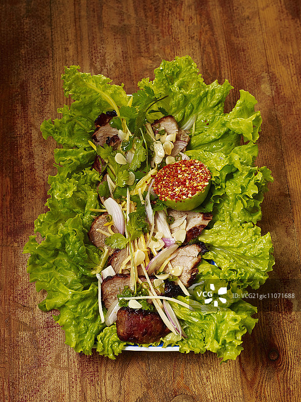 切片菲力牛排配生菜图片素材