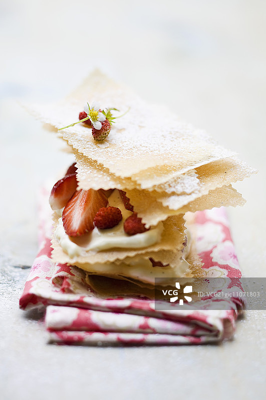 草莓奶油千层酥图片素材