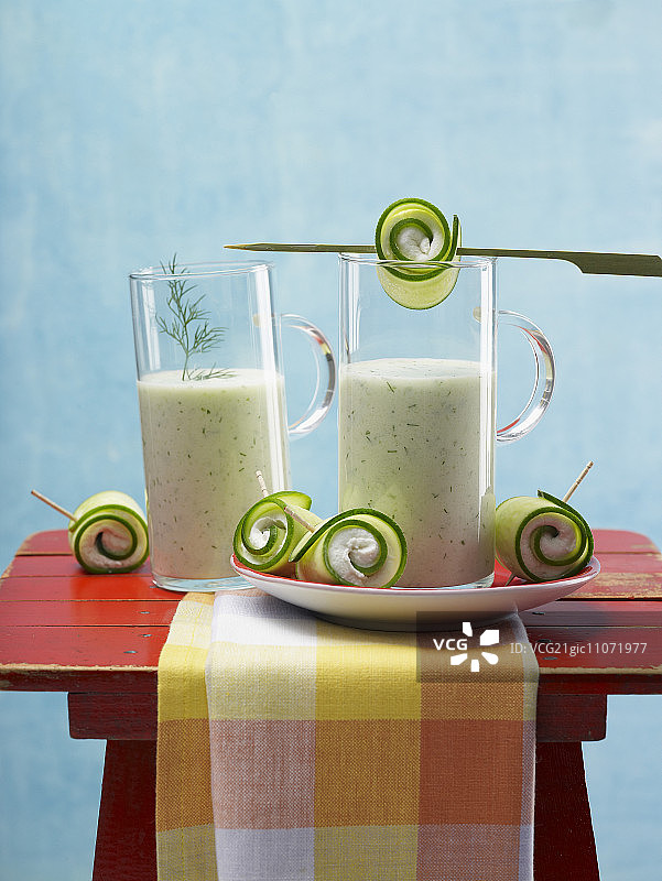 杯装冰镇黄瓜汤图片素材