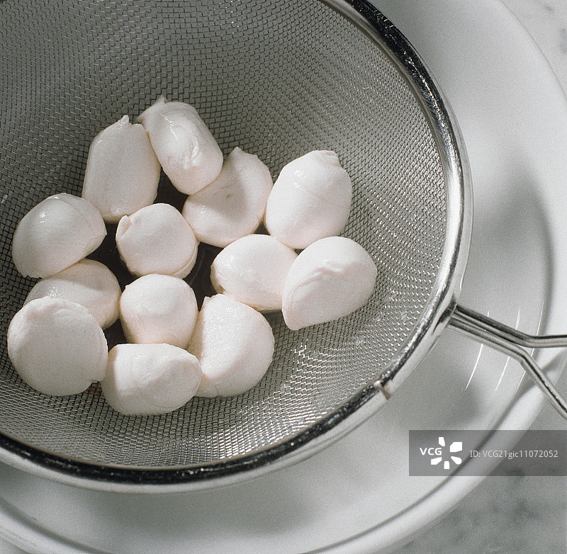 滤网中的马苏里拉奶酪图片素材