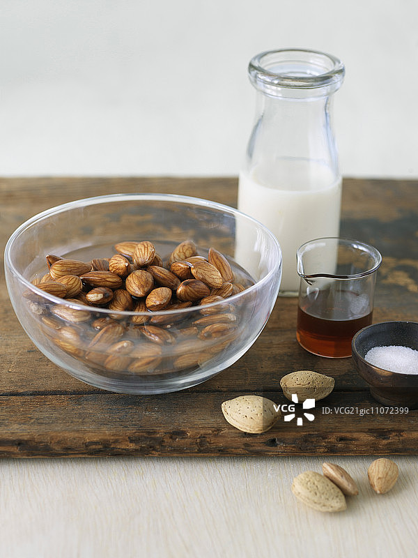 瓶装杏仁奶及配料图片素材