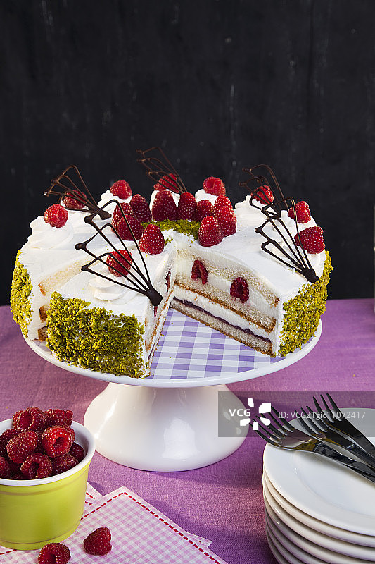 覆盆子奶油夹层蛋糕图片素材