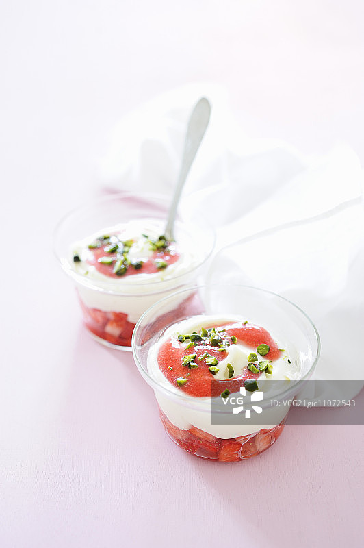 分层草莓马斯卡彭甜点图片素材