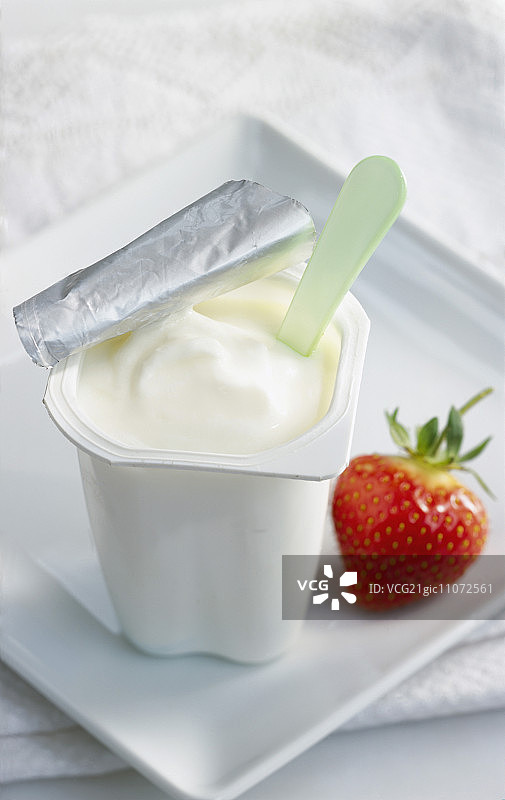 一罐酸奶和草莓图片素材