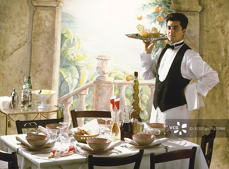 服务员正在上餐前酒图片素材