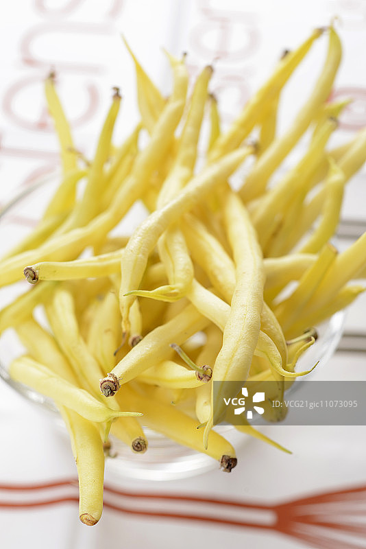 玻璃碗里的黄芸豆图片素材
