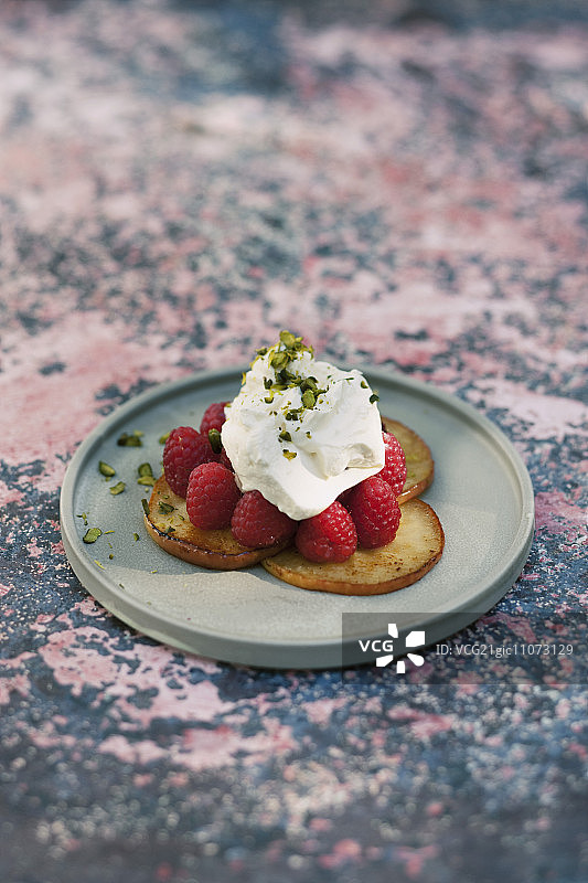 烤苹果片上的覆盆子和马斯卡彭奶油图片素材