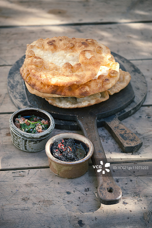 配有橄榄酱和菠菜酱的脆皮无酵面包图片素材