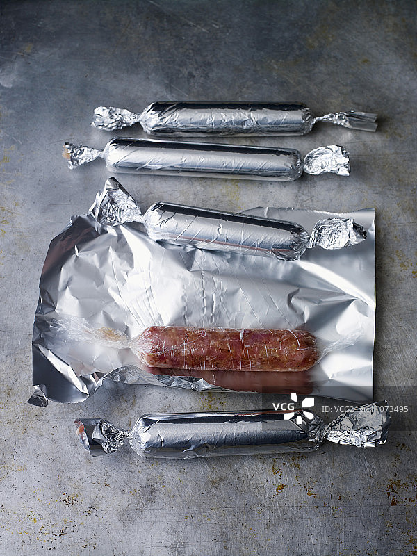 锡纸包裹的咖喱香肠图片素材