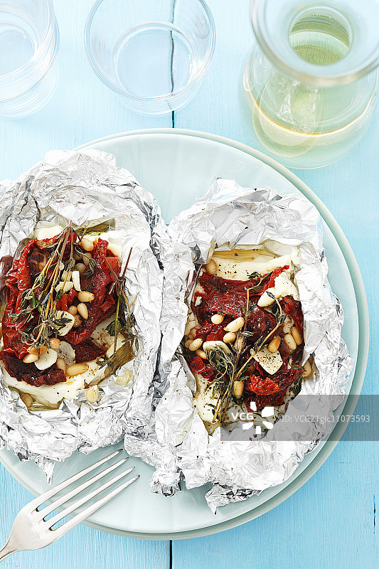 羊乳酪配番茄干、大蒜和百里香锡纸烤图片素材