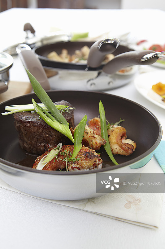 煎锅里的海陆双拼图片素材