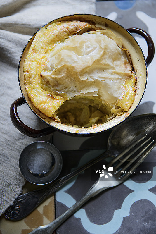 萨瓦甘蓝和羊乳酪馅卷酥皮点心图片素材