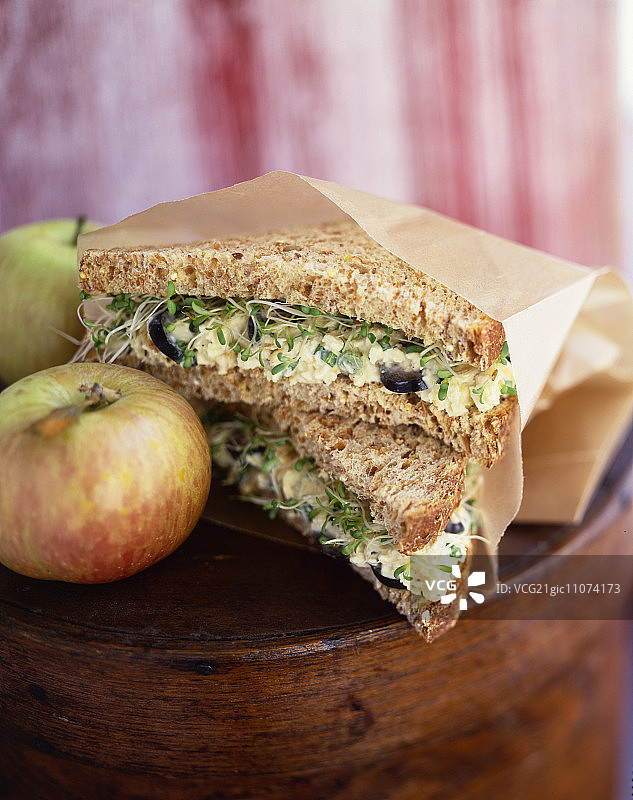 小麦面包鸡蛋沙拉三明治配豆芽和苹果图片素材