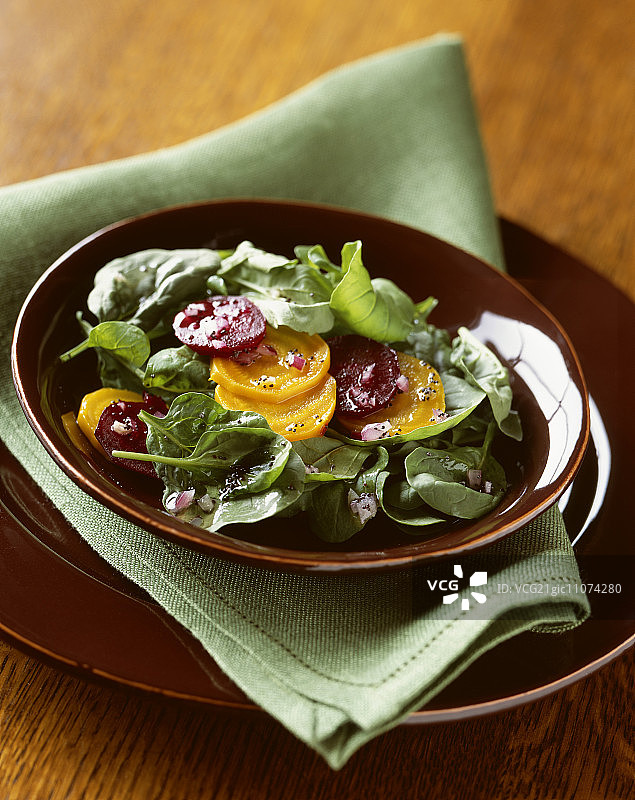 菠菜配甜菜和碎鸡蛋图片素材