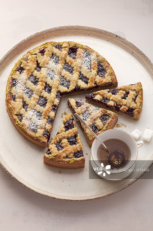 白色盘子里的林茨蛋糕（坚果和果酱分层蛋糕）图片素材