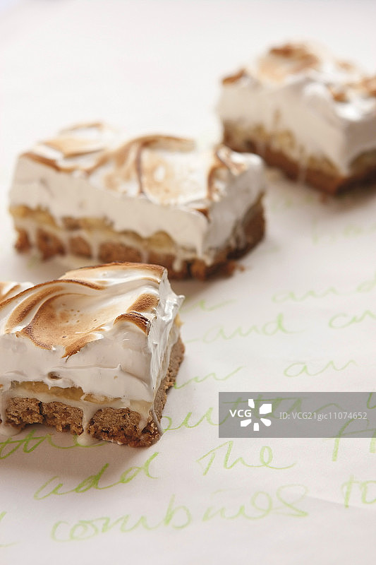 白巧克力和蛋白酥皮香蕉片图片素材