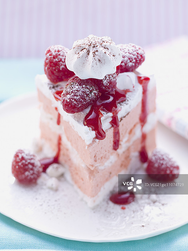 树莓冰淇淋蛋糕切片图片素材