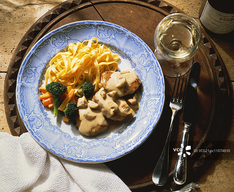 蘑菇奶油酱炸肉排图片素材