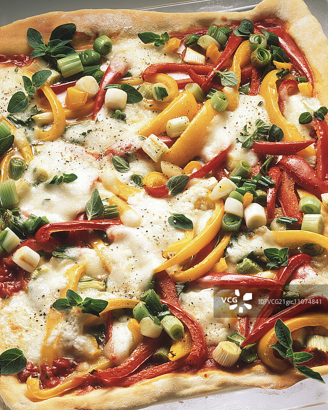 蔬菜披萨（黄色、红色甜椒、葱）图片素材