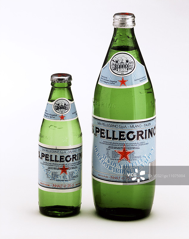 圣培露气泡水大瓶和小瓶图片素材