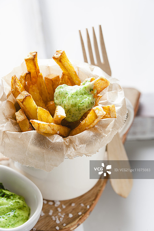 搭配绿色蛋黄酱的薯片图片素材