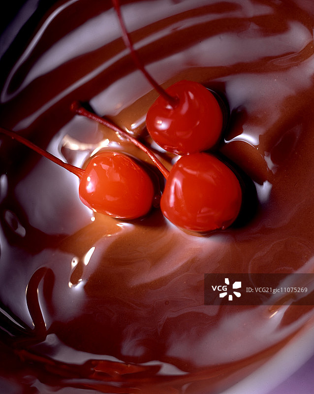 巧克力酱中的樱桃鸡尾酒图片素材