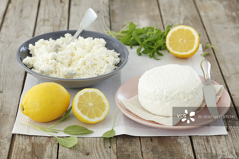 夸克、柠檬和香草（龙蒿、鼠尾草）图片素材