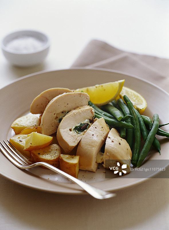 酿鸡胸肉配青豆图片素材