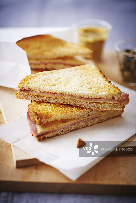 火腿奶酪烤三明治图片素材