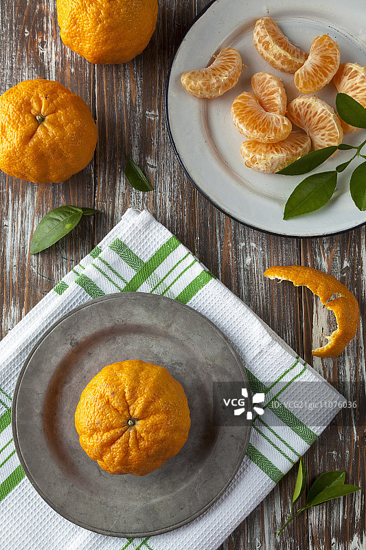 去皮和完整的黄金蜜桔图片素材