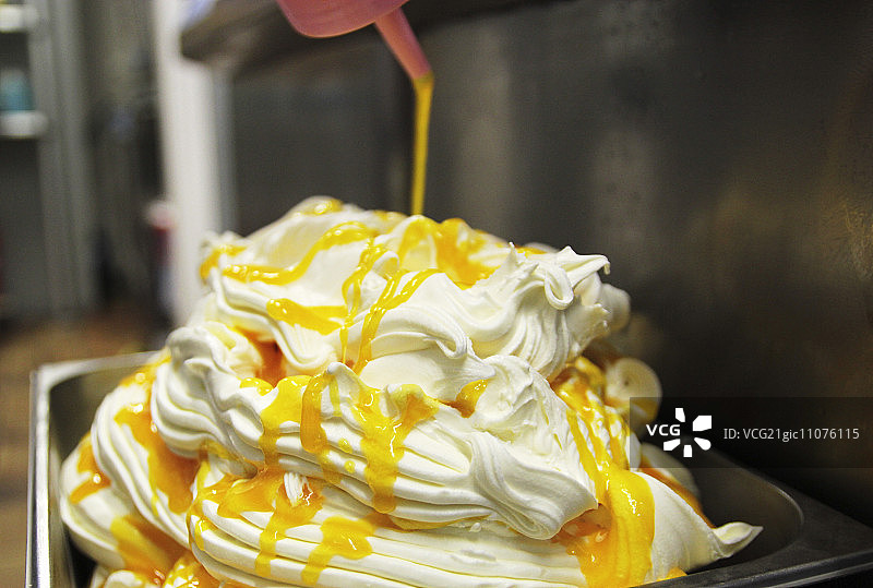 香草冰淇淋淋芒果百香果酱图片素材