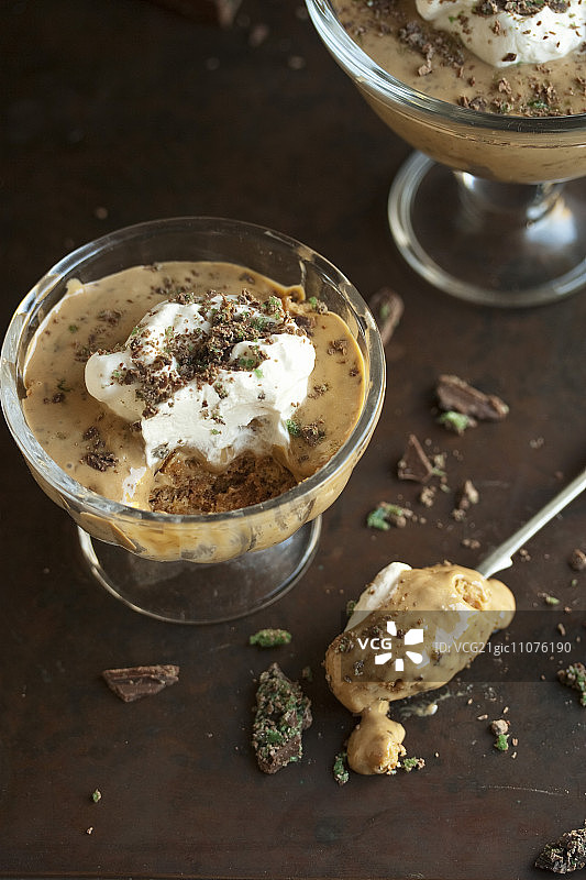 配薄荷脆片的巧克力甜点图片素材