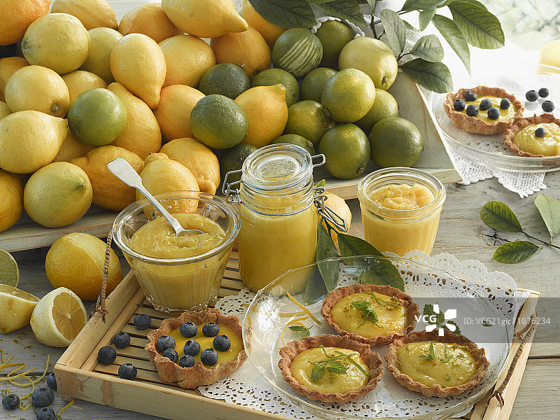 罐装柠檬凝乳和酸橙凝乳；柠檬凝乳和酸橙凝乳馅饼图片素材