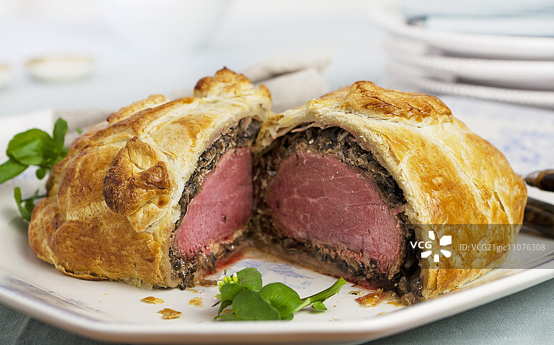 惠灵顿牛排切半图片素材