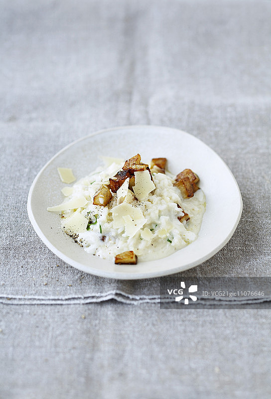 炸耶路撒冷朝鲜蓟和帕尔马干酪烩饭图片素材