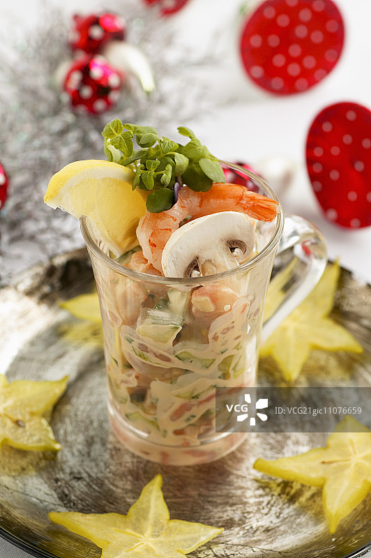 新年夜鲜虾鸡尾酒杯图片素材