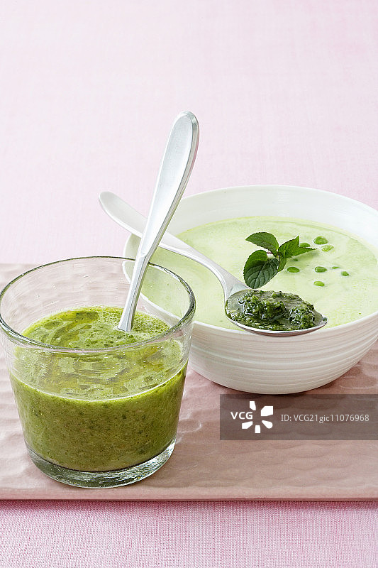 玻璃杯中的冰镇香草汤和薄荷香蒜豌豆汤图片素材